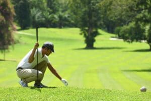 Golfanfänger: Warum ist beim Ansprechen des Golfballs, die Ballposition des Balls zwischen Deinen Füssen so wichtig?