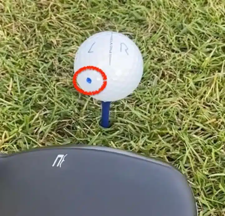 Golfballmarkierung: Nach unten und links zum Abschlag