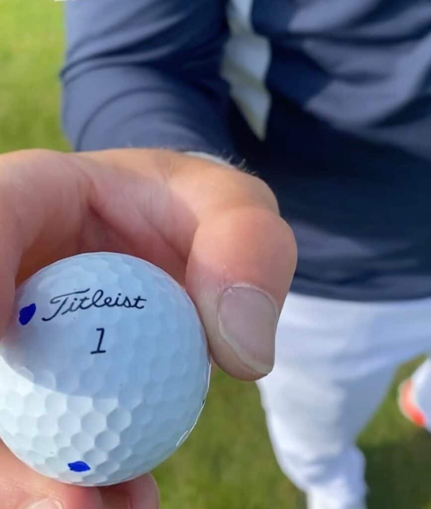 Golfballmarkierung: Punkt auf jede Seite des Balls
