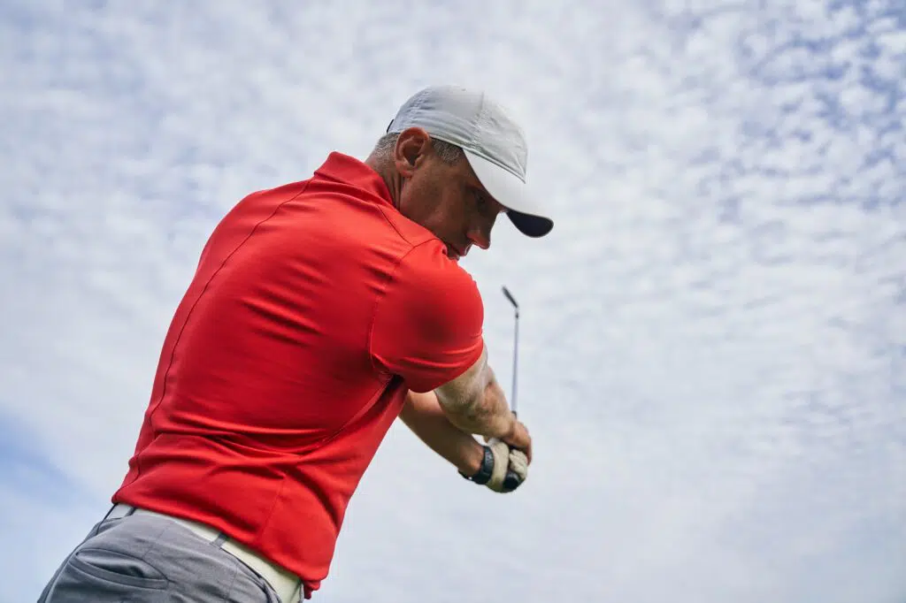 professional male athlete improving his golf upswing Die 10 größten Fehler von Golf Anfänger