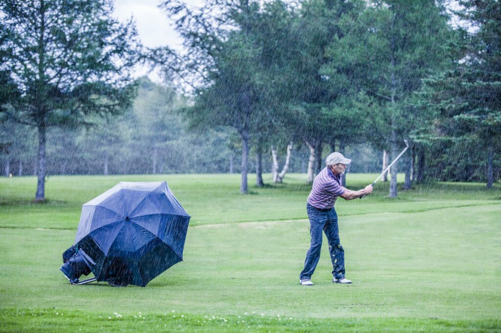Nachdem 2. schlechten Golfschlag im Regen auf dem Golfplatz