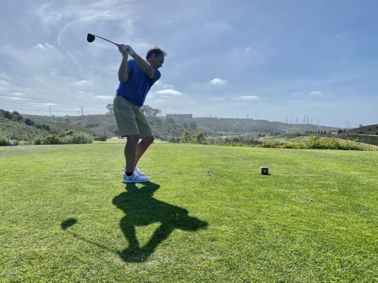 Wie weit schlagen männliche Golfer ihre Drives