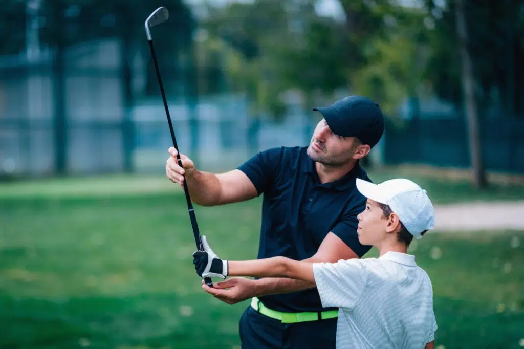 Golfgriffe gibt es in verschiedenen Griffstärken und ermöglichen den richtigen Golfgriff 