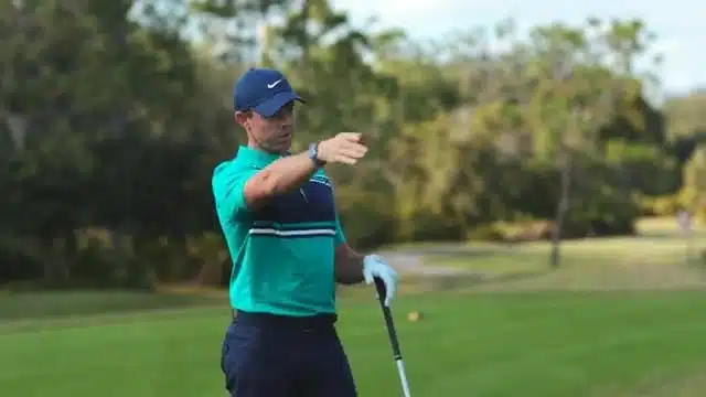 Golfunterricht mit Rory McIlroy: Schlag einen guten Drive genau in die Mitte.