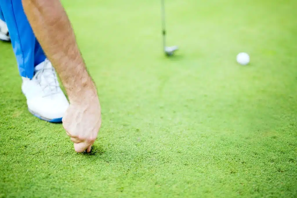 Golf-Etikette: Divot zurük legen und Pitching-Marken ausbessern
